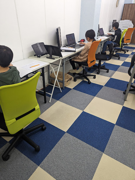 Scratchで学ぶ小学生の様子